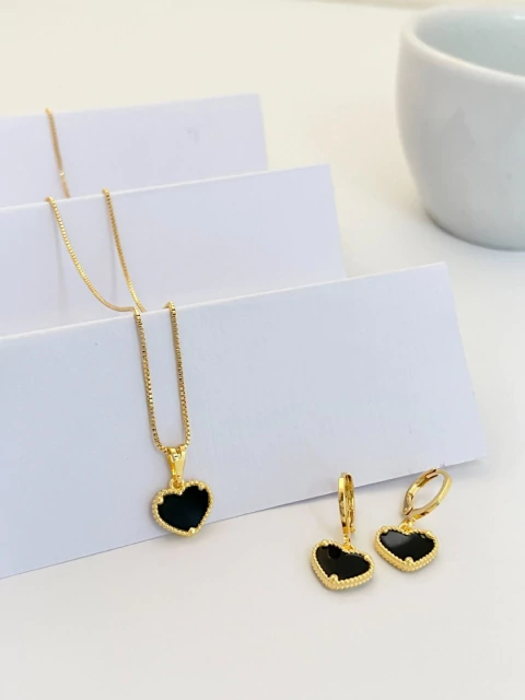 CONJUNTO COLAR E BRINCO FOLHEADO A OURO - CORAÇÃO PRETO