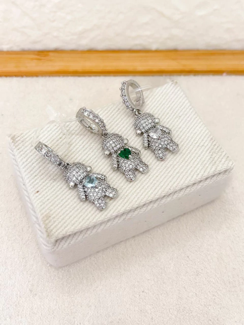 PINGENTE BANHADO E VERNIZ - MENINA CRAVEJADO PRATEADO