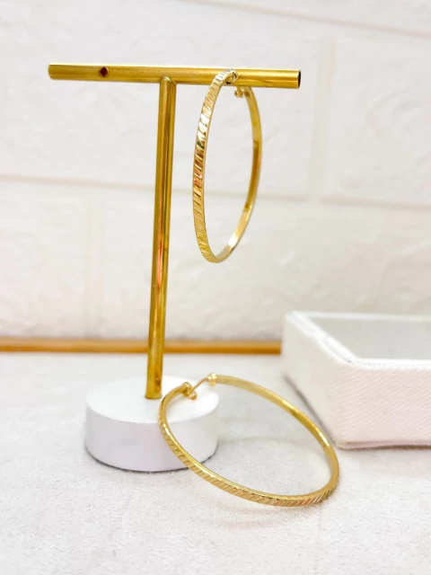 BRINCO FOLHEADO A OURO 18K - ARGOLA TRABALHADA 4,5cm