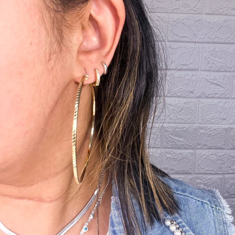 ARGOLA FOLHEADA A OURO TRABALHADA - 7CM