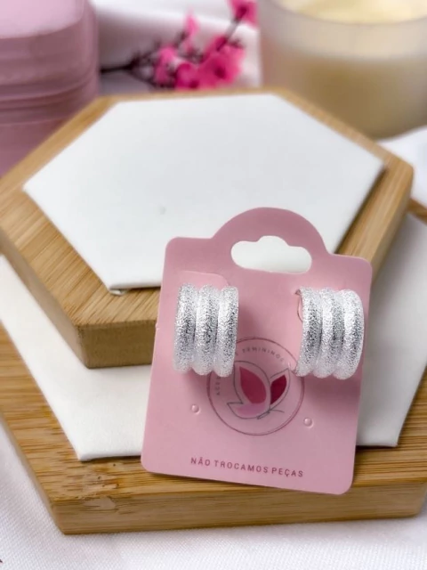 BRINCO FOLHEADO A PRATA ARGOLA FOSQUEADA TRIONDA