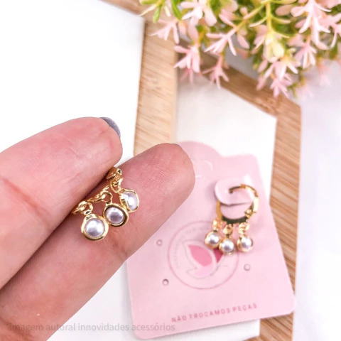 BRINCO FOLHEADO A OURO ARGOLINHA 3 PEROLAS