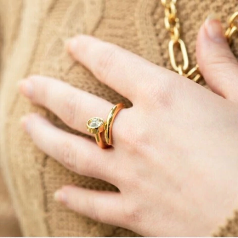 ANEL VERNIZ ITALIANO BANHO OURO PREGO COM ZIRCONIA (TAM 18)