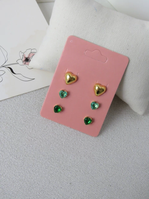 BRINCO CARTELA FOLHEADO A OURO - TRIO CORAÇÃO E ZIRCONIA VERDE CLARO E ESMERALDA