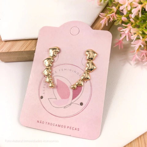 BRINCO EAR CUFF FOLHEADO A OURO CORAÇÕES