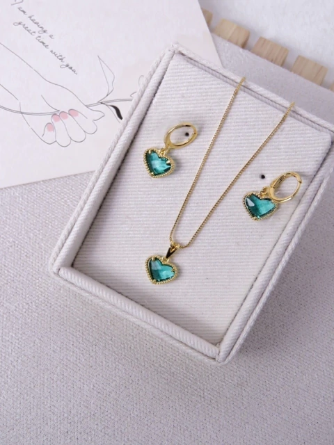 CONJUNTO COLAR E BRINCO FOLHEADO A OURO - CORAÇÃO VERDE ESMERALDA