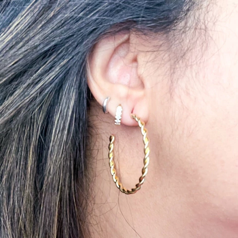 ARGOLA FOLHEADA A OURO TRANÇADA 3,5cm