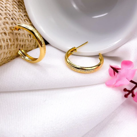 ARGOLA FOLHEADA A OURO TRABALHADA 2cm