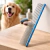 Pente profissional duplo Propetz azul de alumínio 30cm com pinos de aço inox, apoiado em mesa de madeira, ao fundo cachorro de grande porte em ambiente de pet shop.