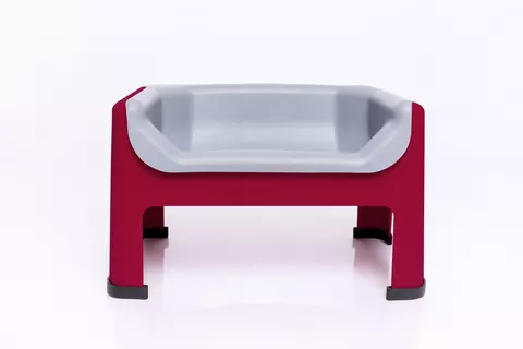 Comedouro para cachorro SafeBowl com base vermelha e acessório liso cinza de silicone atóxico.