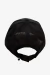 Vista trasera de la gorra Martha Saúco Tech Trucker Hat negra, mostrando la malla microperforada y el broche regulable tipo clip.