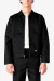 Hombre vistiendo campera Dickies Insulated Eisenhower negra, clásica del estilo workwear, con cierre frontal y bolsillos laterales.