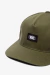 Gorra Vans verde modelo Drop Oval Snapback, con visera plana y logo Vans en el frente. Accesorio urbano y casual para adultos.