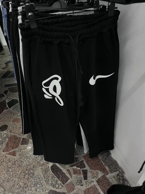 JOGGING SYNA X NIKE/ NEGRO Y ROJO