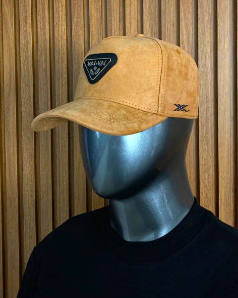 BONÉ SUEDE CARAMELO COM METAL - comprar online