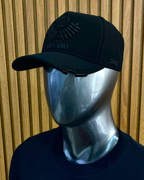 BONÉ PRETO FOSCO COM ABRIDOR DE GARRAFA - comprar online