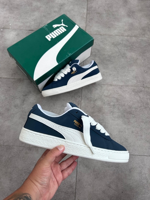 Tênis azul marinho premium com design moderno e elegante.