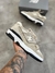 NB 550 em camurça: estilo retrô com textura premium.