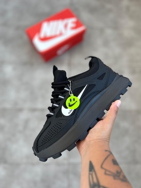 Tênis preto premium com design atual e acabamento impecável.
