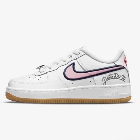 Tênis Air Force branco com detalhes rosa em vista lateral, destacando seu design moderno e feminino.