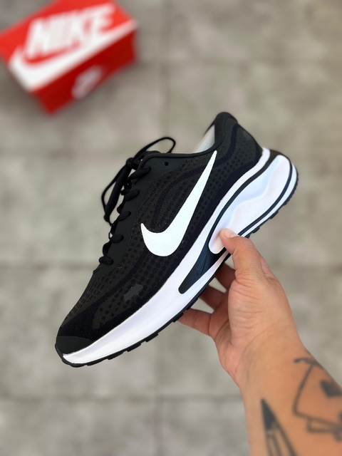 Tênis NK Confi Ride preto e branco com design esportivo.