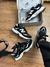 Pessoa usando NB 9060 Preto/Branco com look street casual.