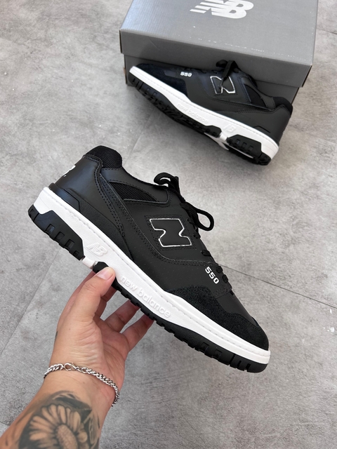 NB 550 Preto Premium: elegância urbana com toque retrô.
