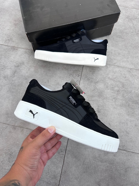 Tênis preto premium com design clean e sofisticado.