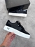 Tênis preto premium com design clean e sofisticado.