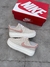 Sneaker rosa premium com acabamento detalhado.