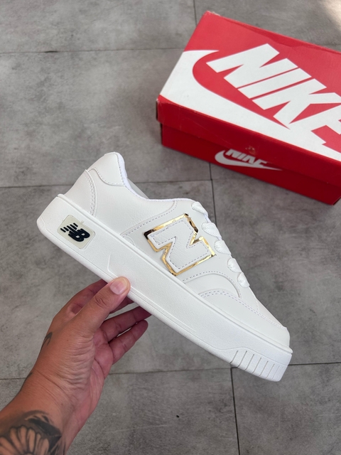 Tênis branco premium com visual clean e sofisticado.