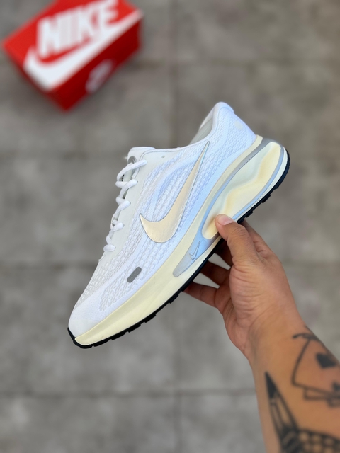Tênis NK Confi Ride branco com detalhes dourados premium.