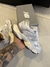 Pessoa usando o NB 9060 Branco com roupa streetwear.