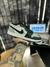 Tênis Air Jordan 1 Low Premium – visão frontal evidenciando o acabamento e os cadarços.