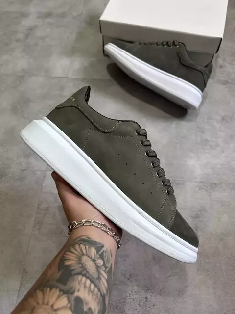 Alexander MQ Verde Camurça – Estilo e conforto em um só tênis.