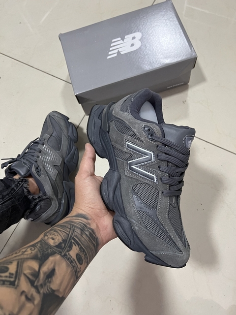 Tênis NB 9060 Cinza com fundo branco, destacando seu design sofisticado.