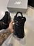 Vista lateral do NB 9060 Black, evidenciando o acabamento premium.