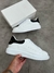 Tênis branco premium com visual clean e sofisticado.