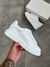 Tênis branco premium com visual clean e sofisticado.