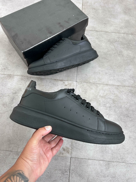 Tênis preto premium com design minimalista e elegante.

