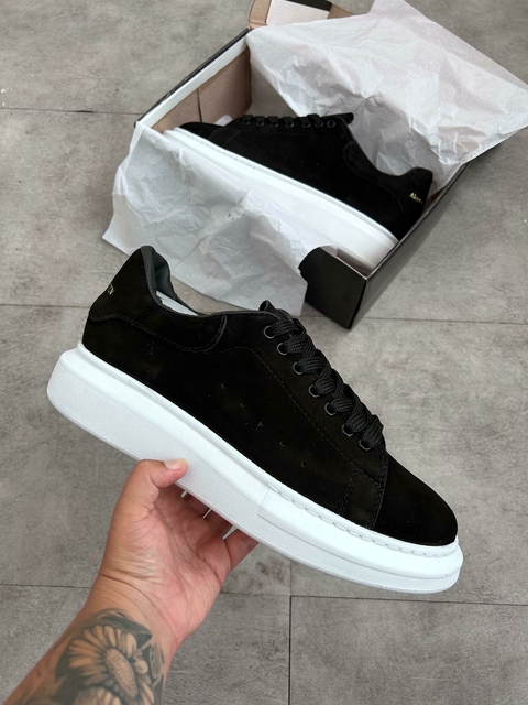 Tênis preto premium com design minimalista e elegante.