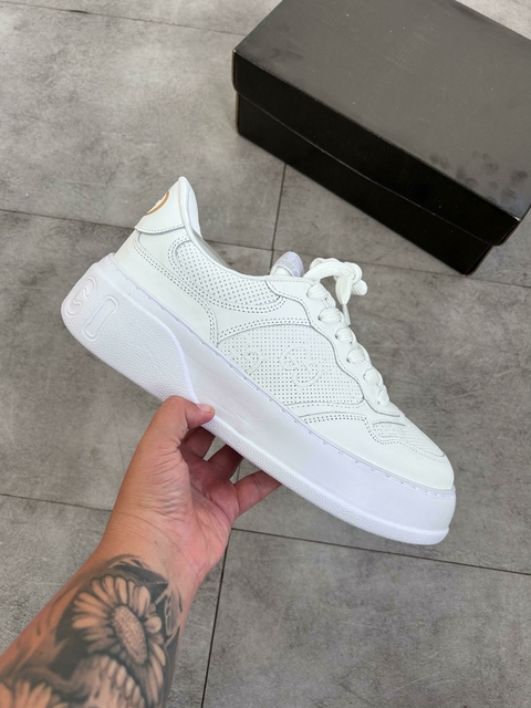 Sapatênis Gucc1 Branco: elegância e conforto para qualquer ocasião.