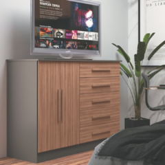 Cômoda grande de madeira com acabamento em nogueira e damasco, possui duas portas e quatro gavetas, ambiente de quarto moderno.