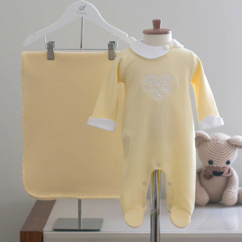 Saída Maternidade Coração Amarelo - Tricotil