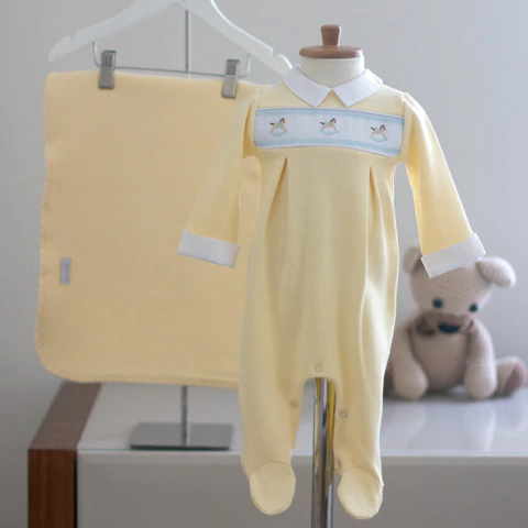 Saída Maternidade Cavalinho Amarelo e Azul - Tricotil