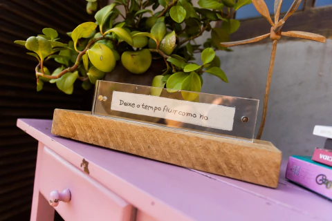 Bordado moldura em acrílico – Deixe o tempo fluir como o rio - comprar online