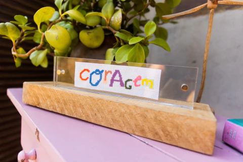 Bordado moldura em acrílico – Coragem - comprar online