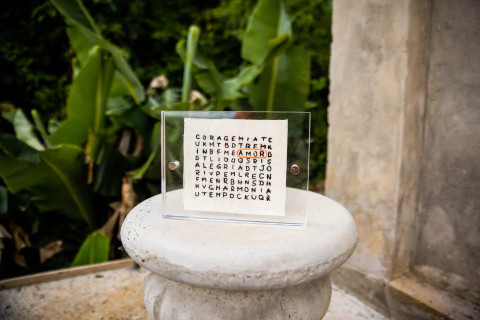 Bordado moldura em acrílico – Caça-palavras: Amor - comprar online