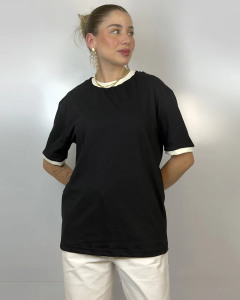 T-shirt básica Black com gola branca - comprar online