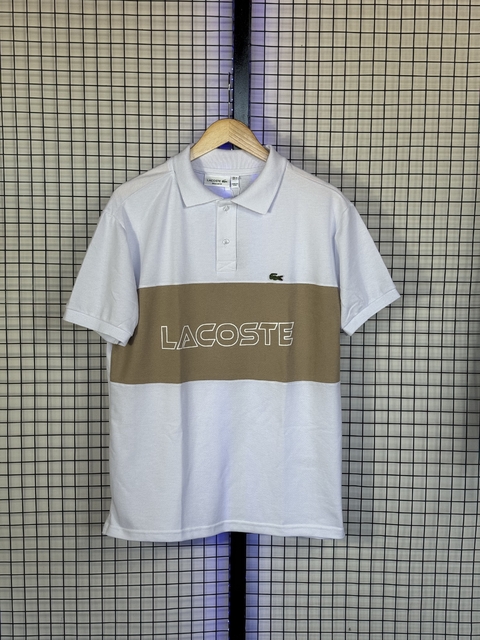 CAMISA GOLA POLO LACOSTE LETREIRO BRANCA C/ BEGE - comprar online